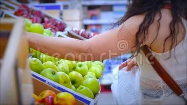 女人在<strong>超市</strong>里买食物、水果、苹果、桔子。女孩在<strong>超市</strong>里挑选食物、蔬菜、水果